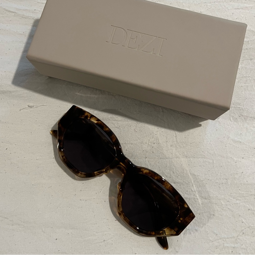 Dezi Charge It sunglasses